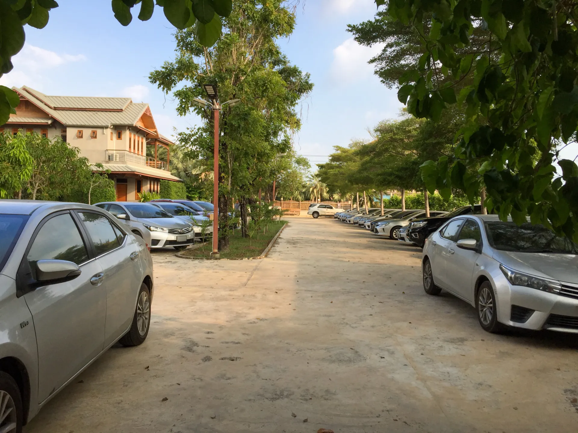 ที่พักอัมพวา มีที่จอดรถ พร้อมจุดชาร์จ EV