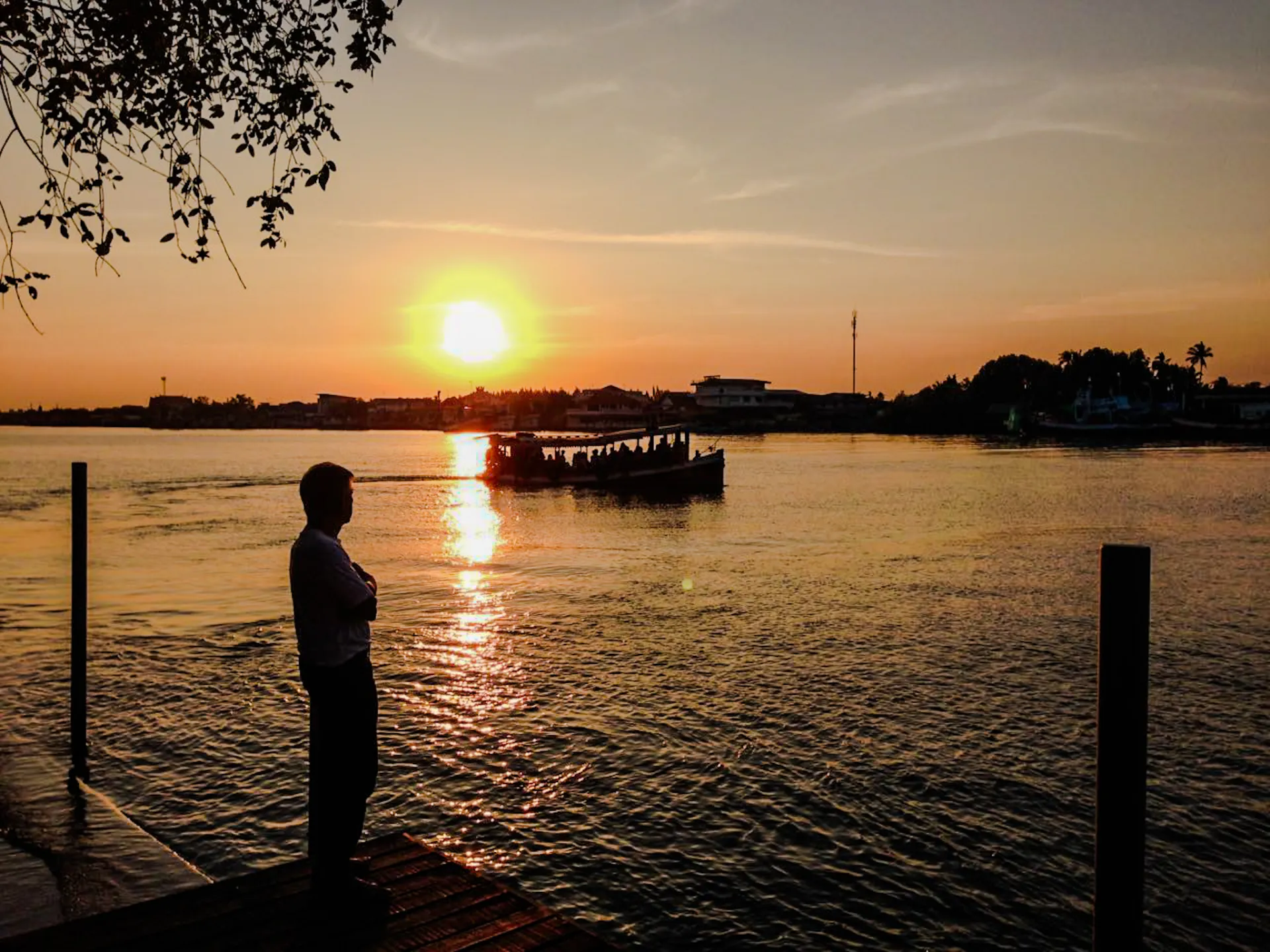 ล่องเรือเที่ยวแม่น้ำแม่กลอง